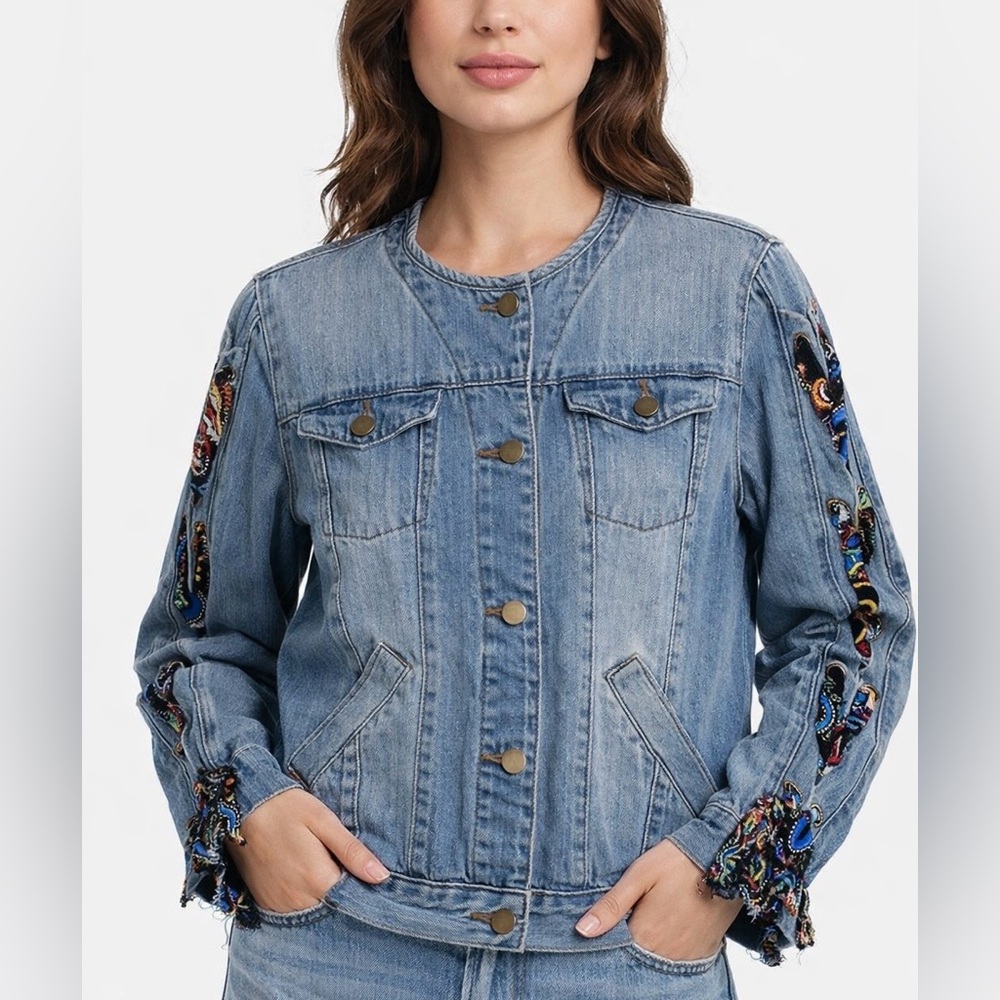 Easel NWOT Women’s Light Wash Denim Jacket, Long Sleeves, Size Small. Button Up